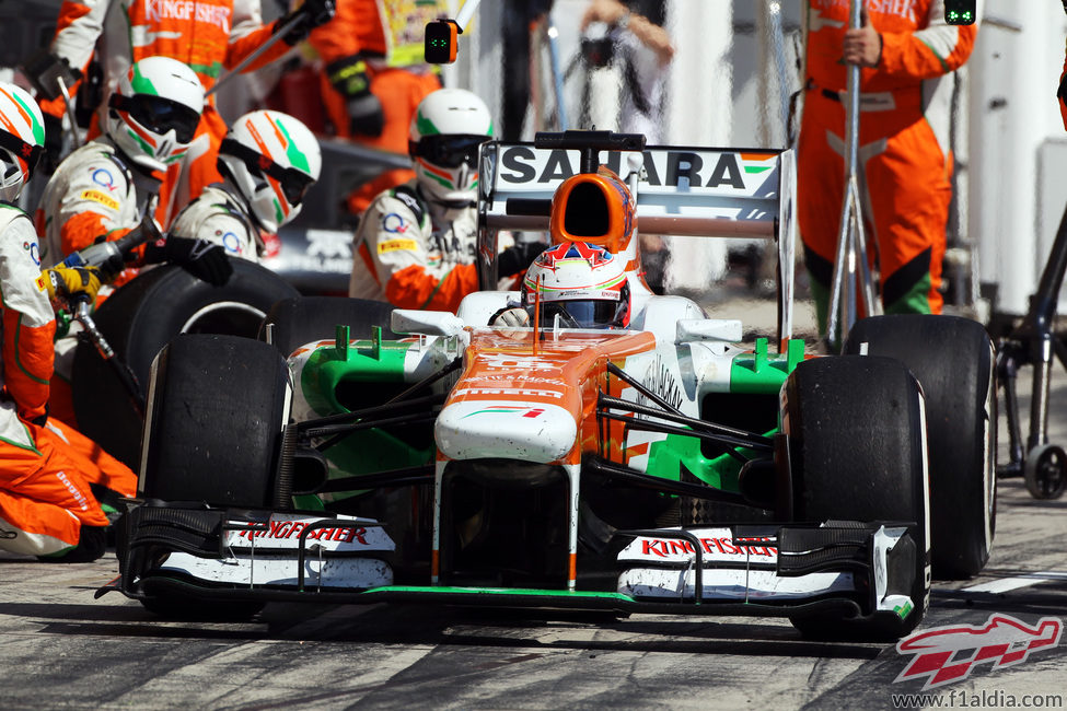 Paul di Resta realiza una parada en boxes