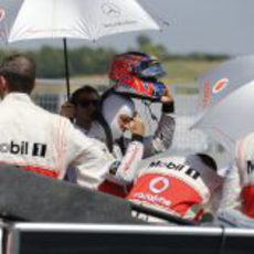 Jenson Button se pone el casco en la parrilla de Hungaroring