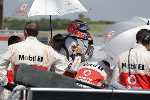 Jenson Button se pone el casco en la parrilla de Hungaroring