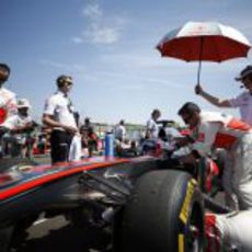 Jenson Button en el interior de su McLaren antes de la salida