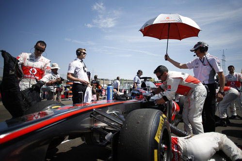 Jenson Button en el interior de su McLaren antes de la salida