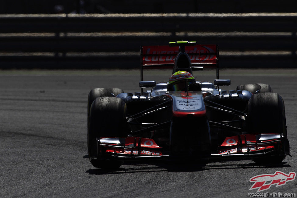 Sergio Pérez pilota su McLaren en el circuito de Hungaroring
