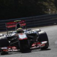 Sergio Pérez entrando en una curva durante la carrera de Hungría