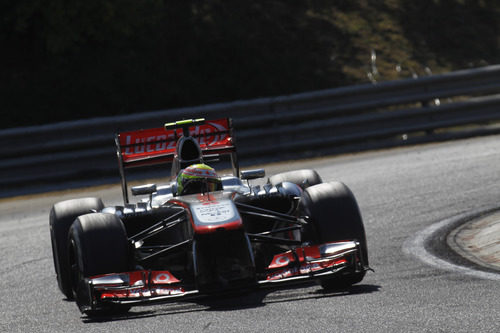 Sergio Pérez entrando en una curva durante la carrera de Hungría