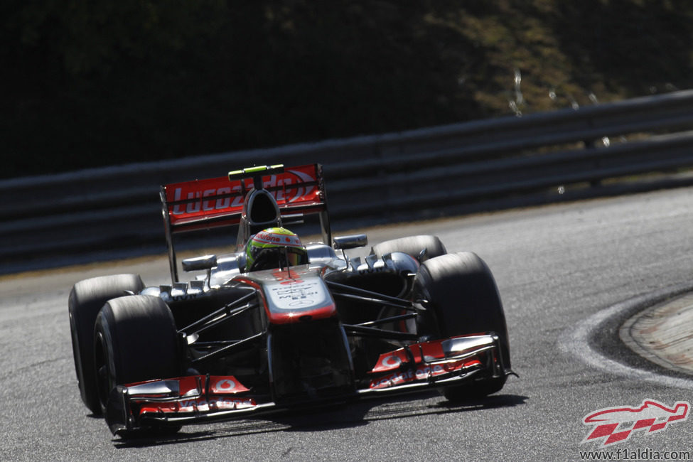 Sergio Pérez entrando en una curva durante la carrera de Hungría