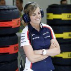 Susie Wolff en el box de Williams