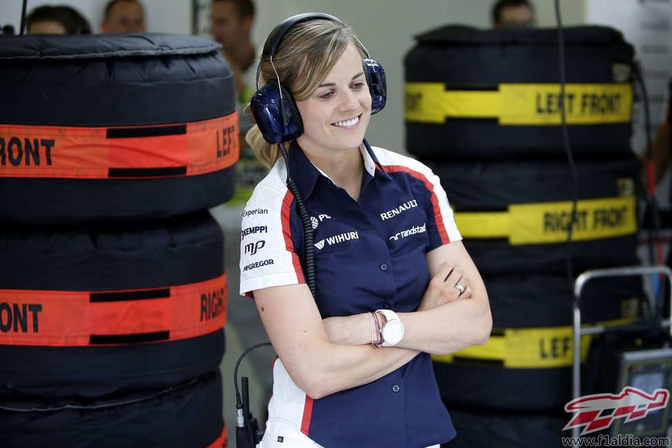 Susie Wolff en el box de Williams