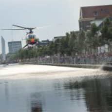 Un helicóptero en los canales de Assen