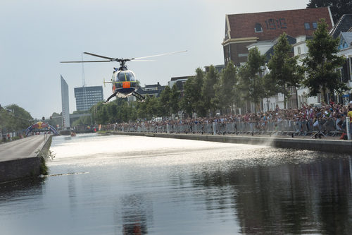 Un helicóptero en los canales de Assen