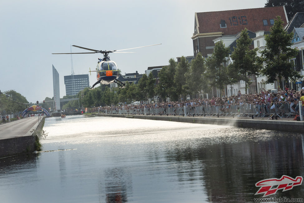 Un helicóptero en los canales de Assen