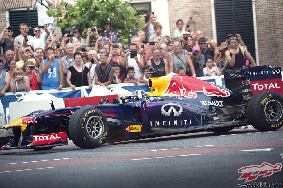 El RB7 equipado con Pirelli de exhibición