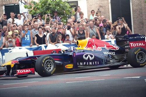 El RB7 equipado con Pirelli de exhibición