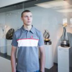 El joven junto a los trofeos de Sauber