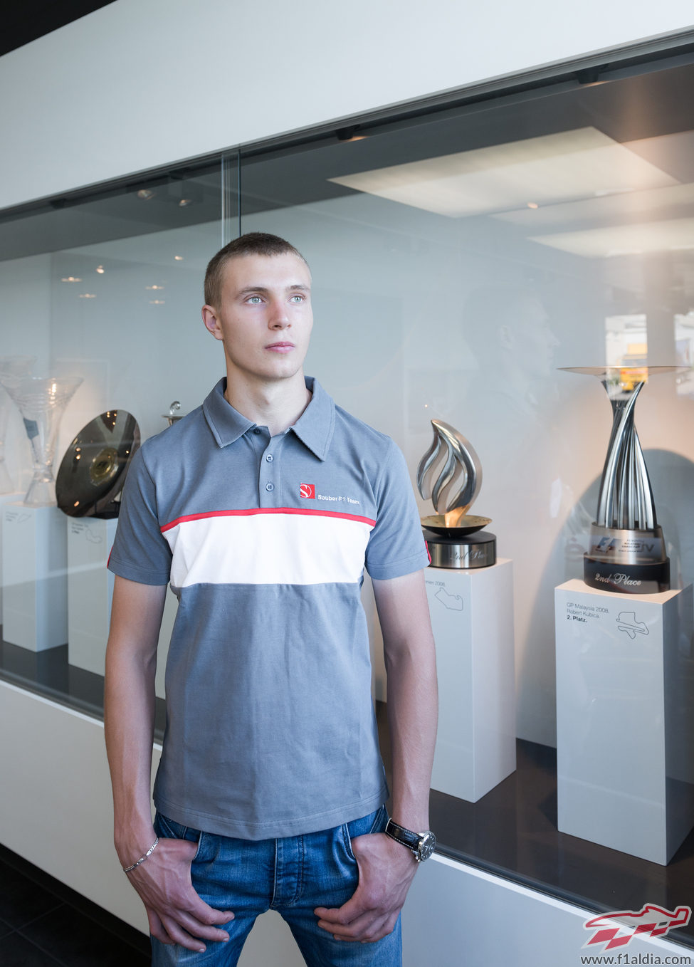 El joven junto a los trofeos de Sauber