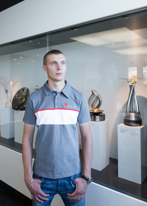 El joven junto a los trofeos de Sauber