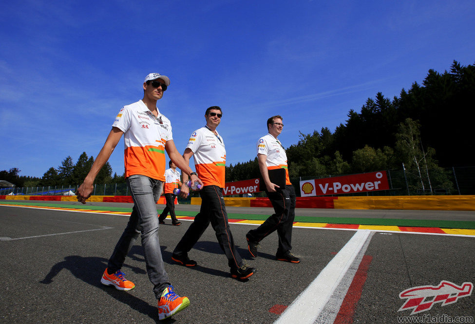 Adrian Sutil caminando en el 'track-walk'