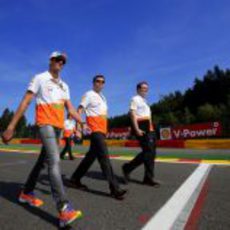 Adrian Sutil caminando en el 'track-walk'