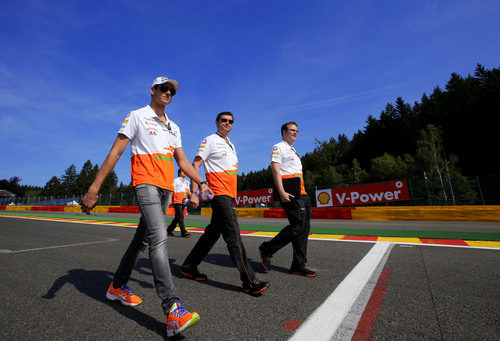 Adrian Sutil caminando en el 'track-walk'