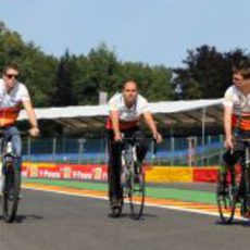 Paul di Resta opta por la bici para recorrer Spa