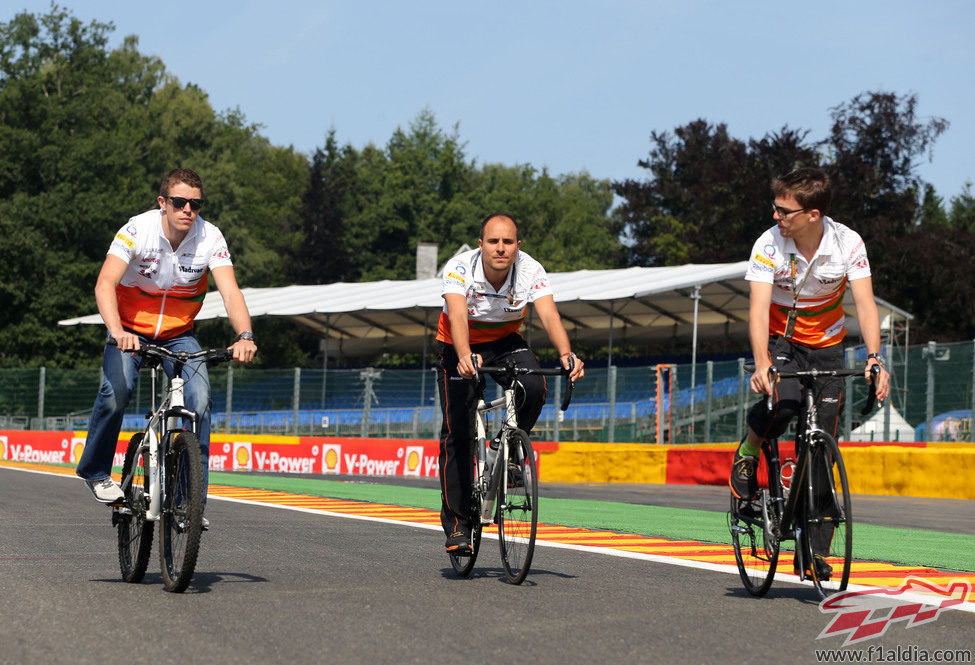 Paul di Resta opta por la bici para recorrer Spa