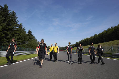 Paseo por el circuito de los chicos de Lotus