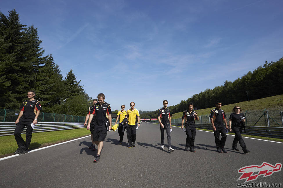 Paseo por el circuito de los chicos de Lotus