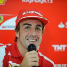 Fernando Alonso sonríe en un evento de prensa