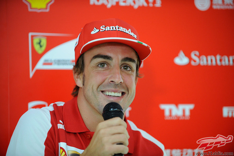Fernando Alonso sonríe en un evento de prensa