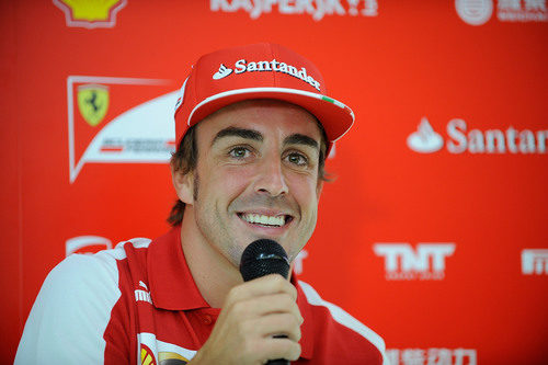 Fernando Alonso sonríe en un evento de prensa