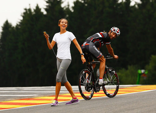 Mark Webber, "observando" a Jessica Michibata