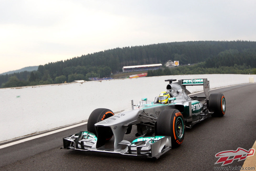 Nico Rosberg vuelve a boxes