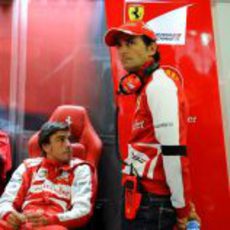 Fernando Alonso y Pedro de la Rosa en el box