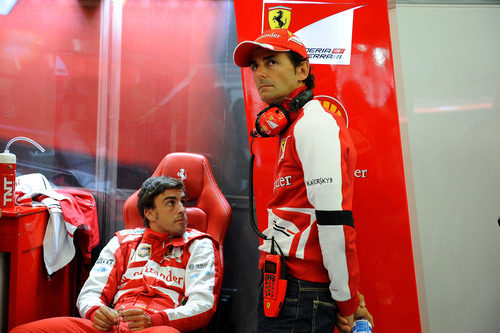 Fernando Alonso y Pedro de la Rosa en el box
