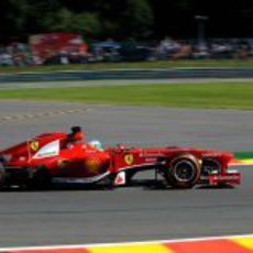 Fernando Alonso avanza en los Libres 2 en Bélgica