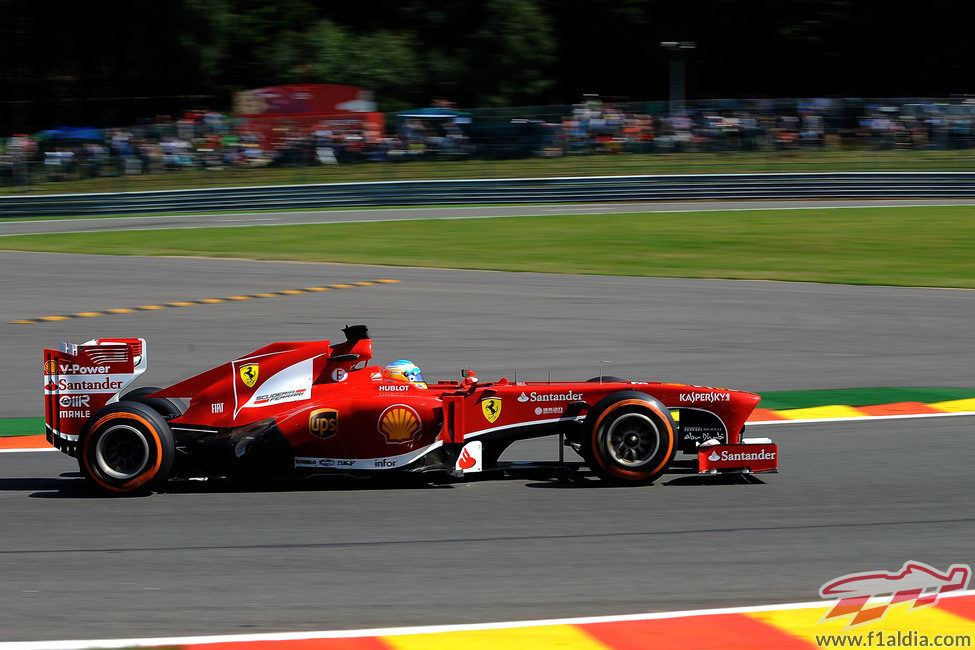 Fernando Alonso avanza en los Libres 2 en Bélgica