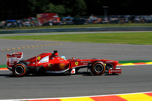 Fernando Alonso avanza en los Libres 2 en Bélgica