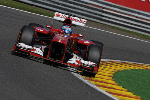 Fernando Alonso sale de una curva en Spa