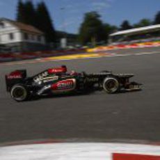 Kimi Räikkönen entra en una curva en Spa