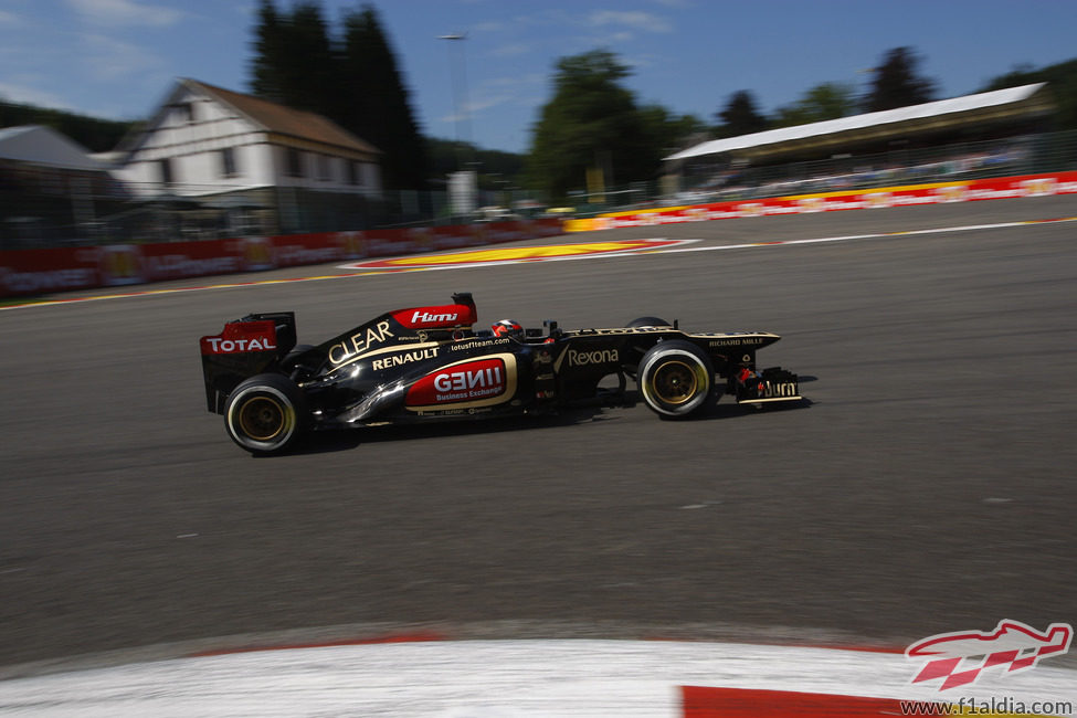 Kimi Räikkönen entra en una curva en Spa