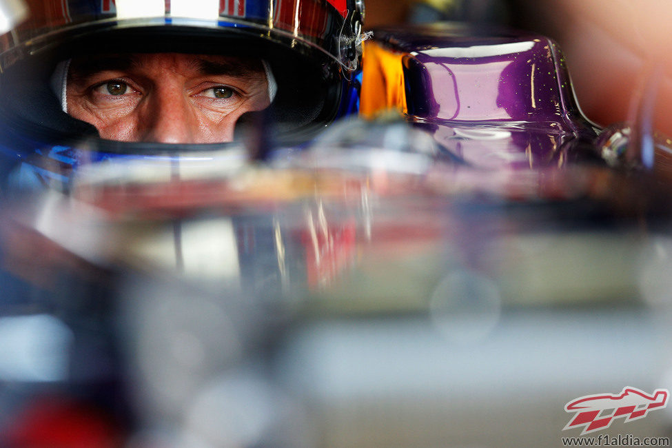 Mirada seria de Mark Webber