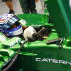 Giedo van der Garde concentrado en su 'cockpit'