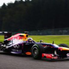 Sebastian Vettel rueda en el trazado húmedo de Spa