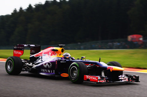 Sebastian Vettel rueda en el trazado húmedo de Spa
