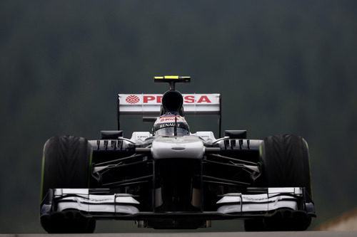 Valtteri Bottas a toda velocidad con los neumáticos intermedios