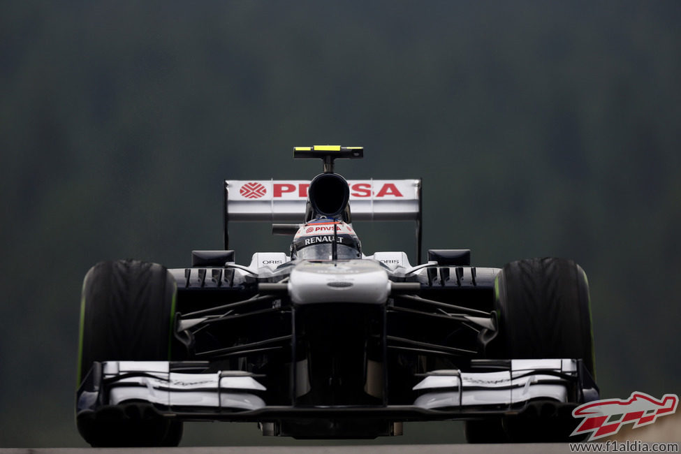 Valtteri Bottas a toda velocidad con los neumáticos intermedios