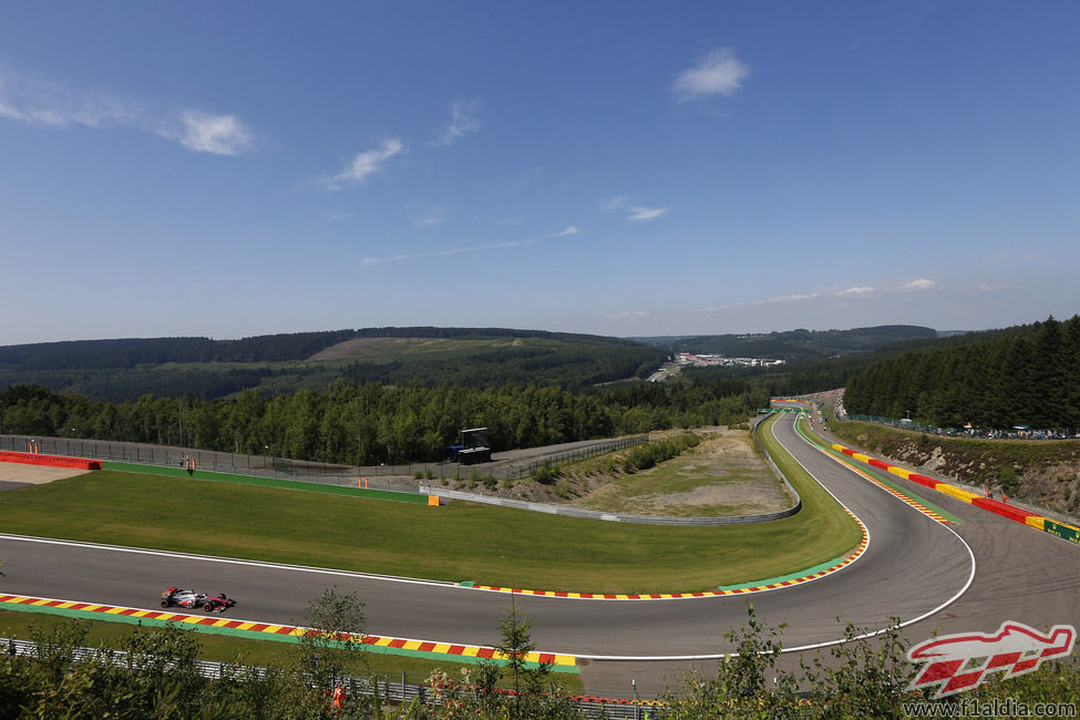 Jenson Button exprime su MP4-28 en el trazado de Spa