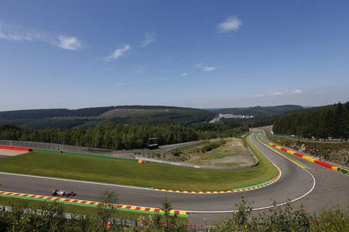 Jenson Button exprime su MP4-28 en el trazado de Spa