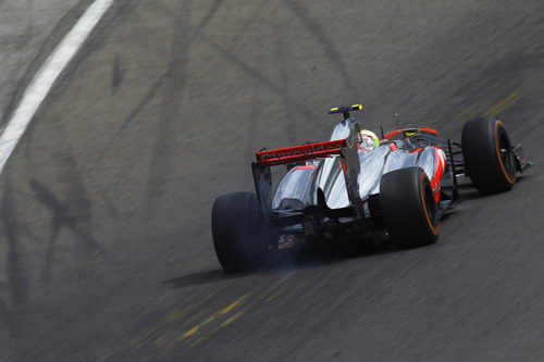 Sergio Pérez a toda velocidad con los duros