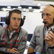 Oliver Turvey aprende en el 'box' de McLaren