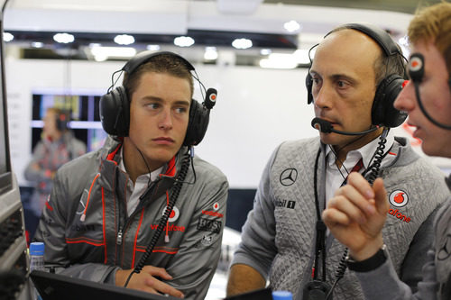 Oliver Turvey aprende en el 'box' de McLaren